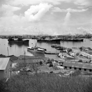 Uitzicht op de haven van de olieraffinaderij van de CPIM op de Isla op Curaçao, Bestanddeelnr 252-7726