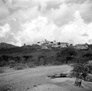 Uitzicht in Curaçao met in de verte landhuis Knip, Bestanddeelnr 252-7463