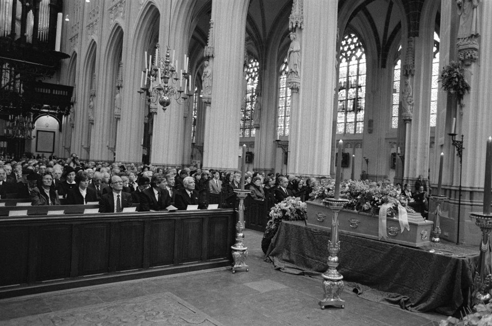 Uitvaartmis oud premier De Quay in de Sint Jan in Den Bosch vooraan v.l.n.r. m, Bestanddeelnr 933-3729