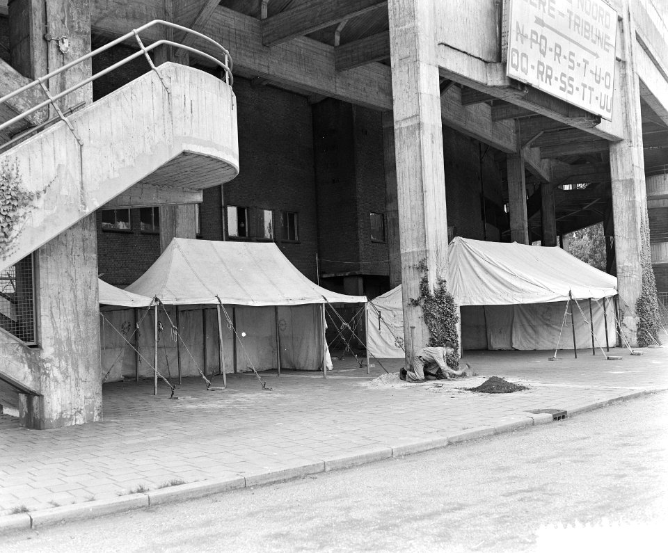 Uitzetten van tenten in stadion voor rennerskwartier Nederlandse ploeg Tour de F, Bestanddeelnr 906-5592