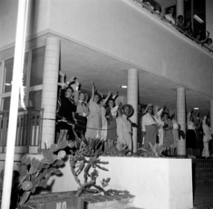 Uitzwaaiers in het stationsgebouw op vliegveld Hato op Curaçao, Bestanddeelnr 252-7705