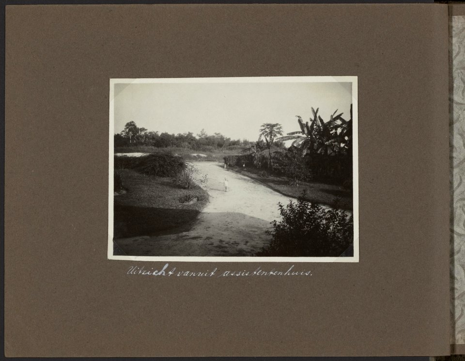 Uitzicht vanuit het huis van de assistent op de onderneming Loeboe Dalam, Bestanddeelnr 825 03
