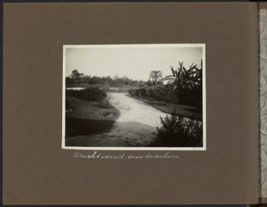 Uitzicht vanuit het huis van de assistent op de onderneming Loeboe Dalam, Bestanddeelnr 825 03