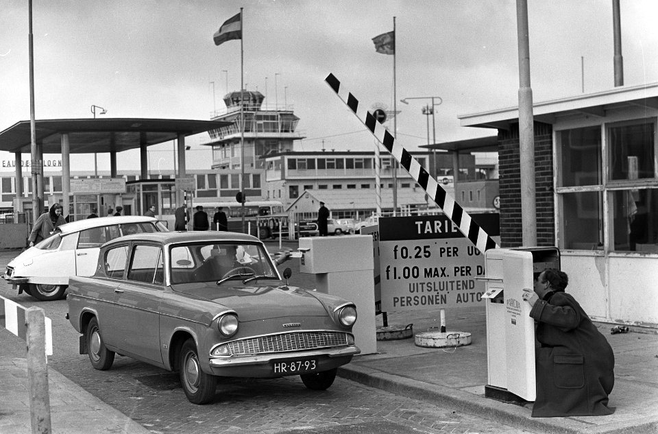 Uniek parkeersysteem bij Schiphol, het parkeerterrein is gelegen links van de ho, Bestanddeelnr 917-4037