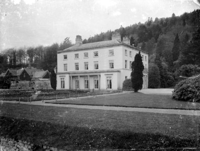Unidentified country house (1295112)