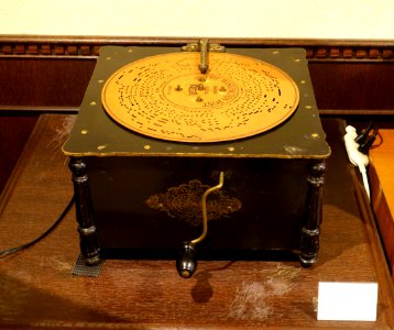 Unidentified disc musical box, 1900, playing the Washington Post March by Souza - Kanazawa Phonograph Museum - Kanazawa, Japan - DSC00917
