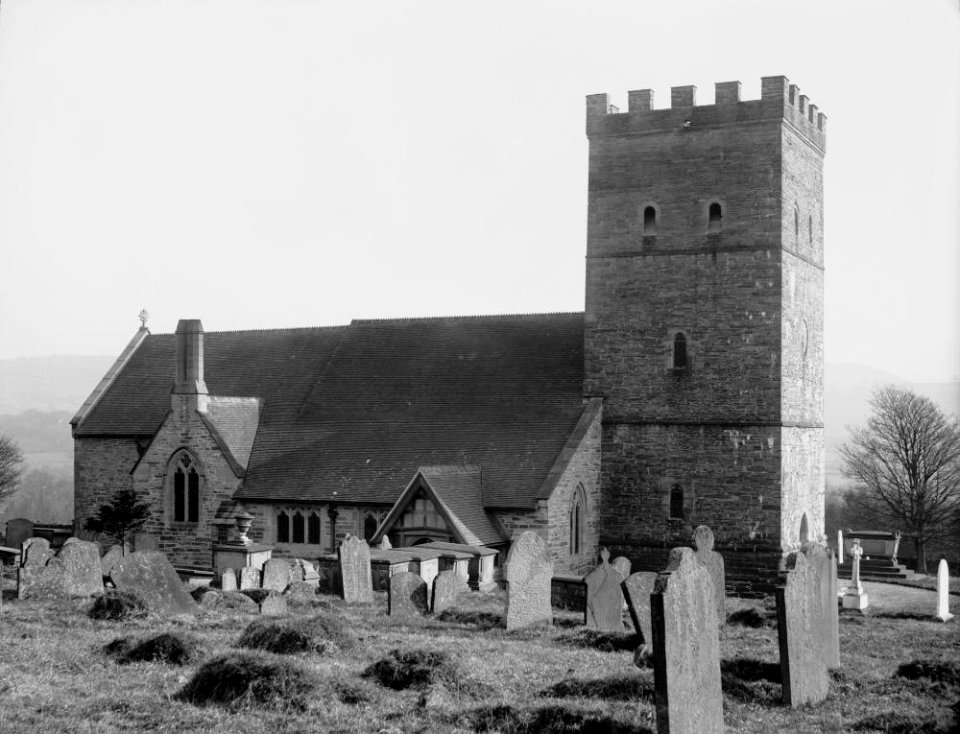 Unidentified church and churchyard (1293460)