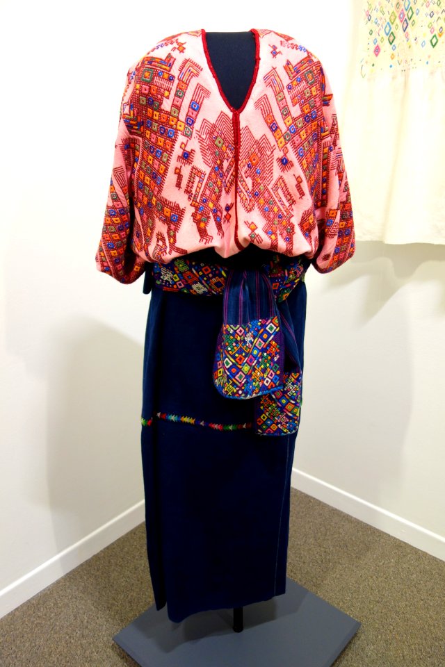 Unidentified clothing, Maya - Textile Museum of Canada - DSC01394