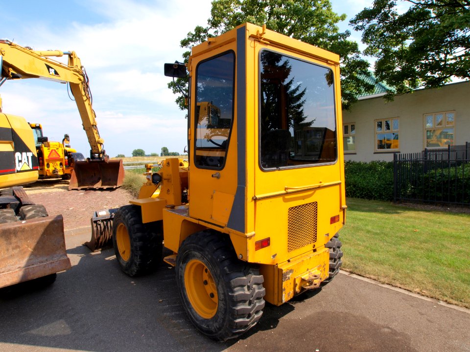 Unidentified yellow loader p1