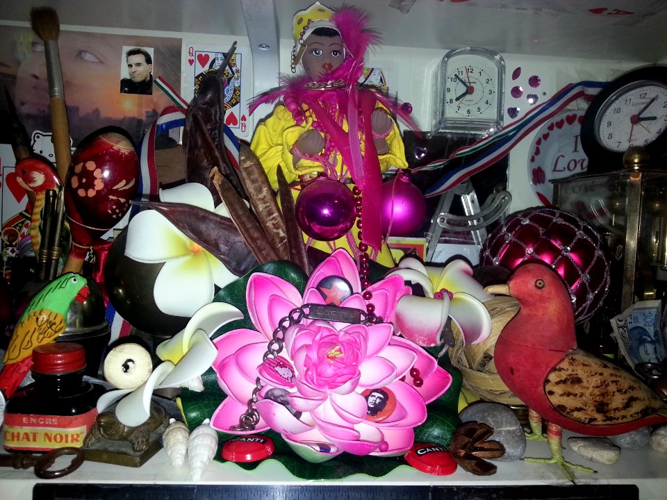Un autel de santeria dédié à Oshun, orisha de l'amour CUBA. TRINIDAD culte de Santeria . Autel d'Oshun
