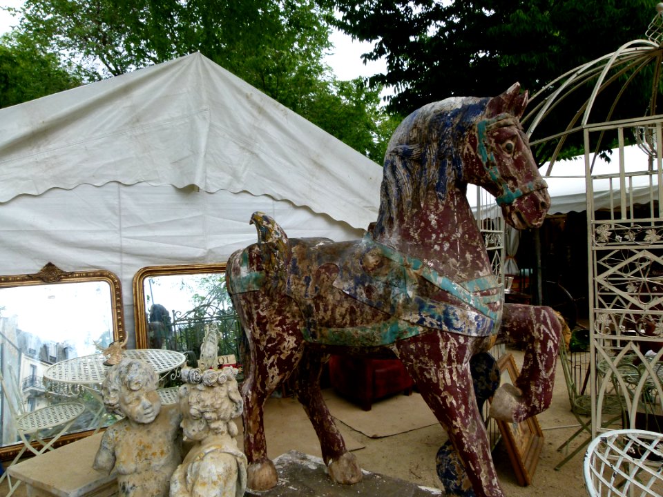 Un cheval sur la place du XIV