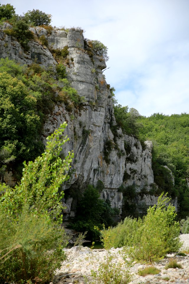 Un des rocs en surplomb de La Beaume