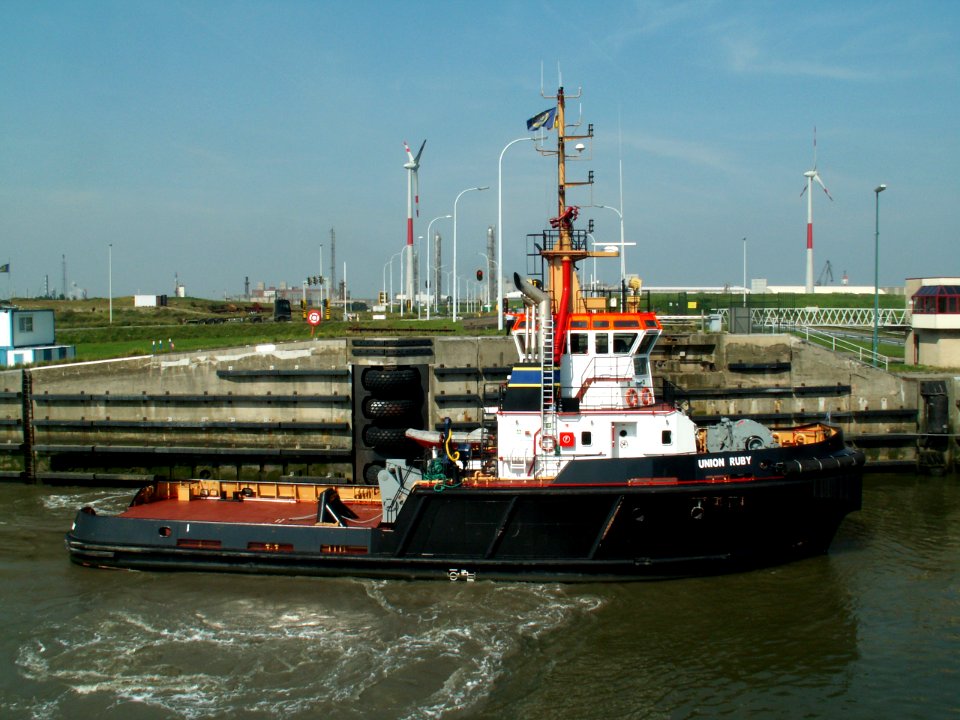Union Ruby IMO 931428400 in front of Berendrecht locks, Antwerp, Belgium 30-Aug-2005