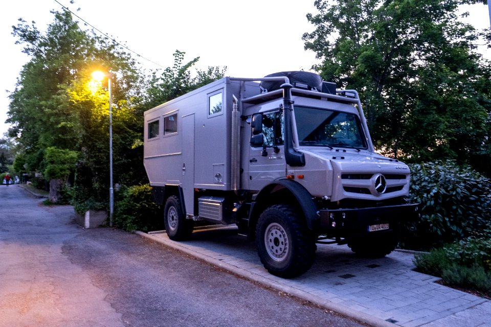 Unimog in der Schlossbergstraße in Tübingen 01