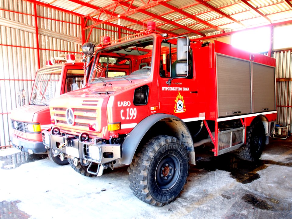 Unimog U4000 fire engine of the Fire sub-station of Apollonia, Pyrosvestiko klimakio Apollonion, pic2