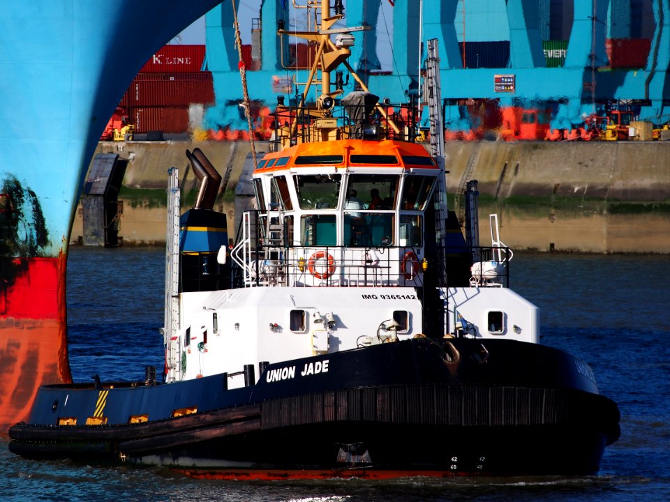 Union Jade (tugboat, 2007) pulling Maersk Idaho Port of Antwerp pic2