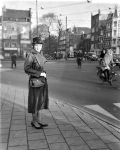 Uniformen voor verkeersassistenten bij de Amsterdamse politie, verkeersassistent, Bestanddeelnr 911-9822
