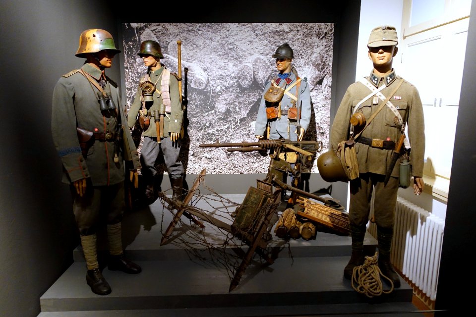 Uniforms of 1 Hanover Inf. Reg. 73, 2 Prague Inf. Reg. 27, 3 Storm trooper, 4 Artillery Reg. 155, Germany, World War I, with Hotchkiss M1914, all c. 1917 AD - Braunschweigisches Landesmuseum - DSC04714