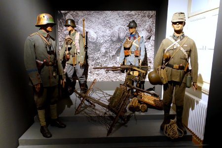 Uniforms of 1 Hanover Inf. Reg. 73, 2 Prague Inf. Reg. 27, 3 Storm trooper, 4 Artillery Reg. 155, Germany, World War I, with Hotchkiss M1914, all c. 1917 AD - Braunschweigisches Landesmuseum - DSC04714