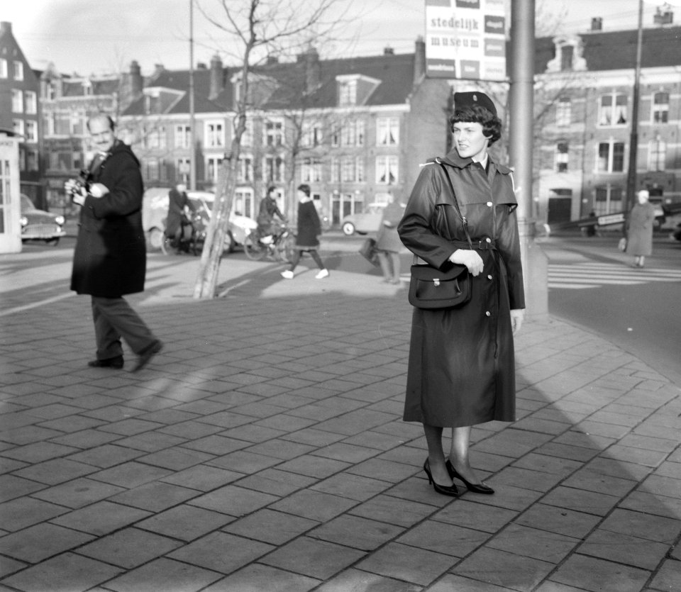 Uniformen voor verkeersassistenten bij de Amsterdamse politie, verkeersassistent, Bestanddeelnr 911-9823