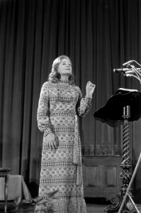 Uitreiking Edisons Klassiek 1971 in Geertekerk Utrecht, S Churchill declameert, Bestanddeelnr 925-0915