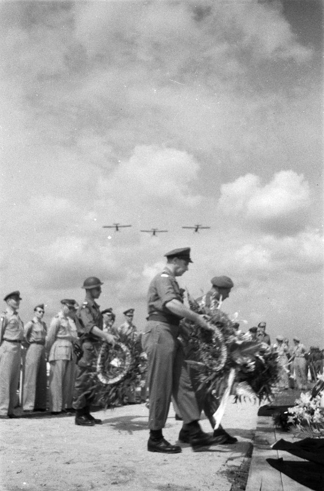 U-brigade neemt afscheid van haar doden. Kransen worden gelegd terwijl drie Pi, Bestanddeelnr 85A-6-2