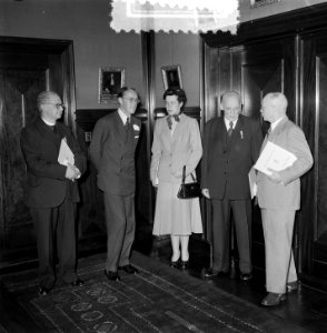 Uitreiking Zilveren Anjers 1953 door Prins Bernhard i gebouw Nederlands Handelsm, Bestanddeelnr 905-8336