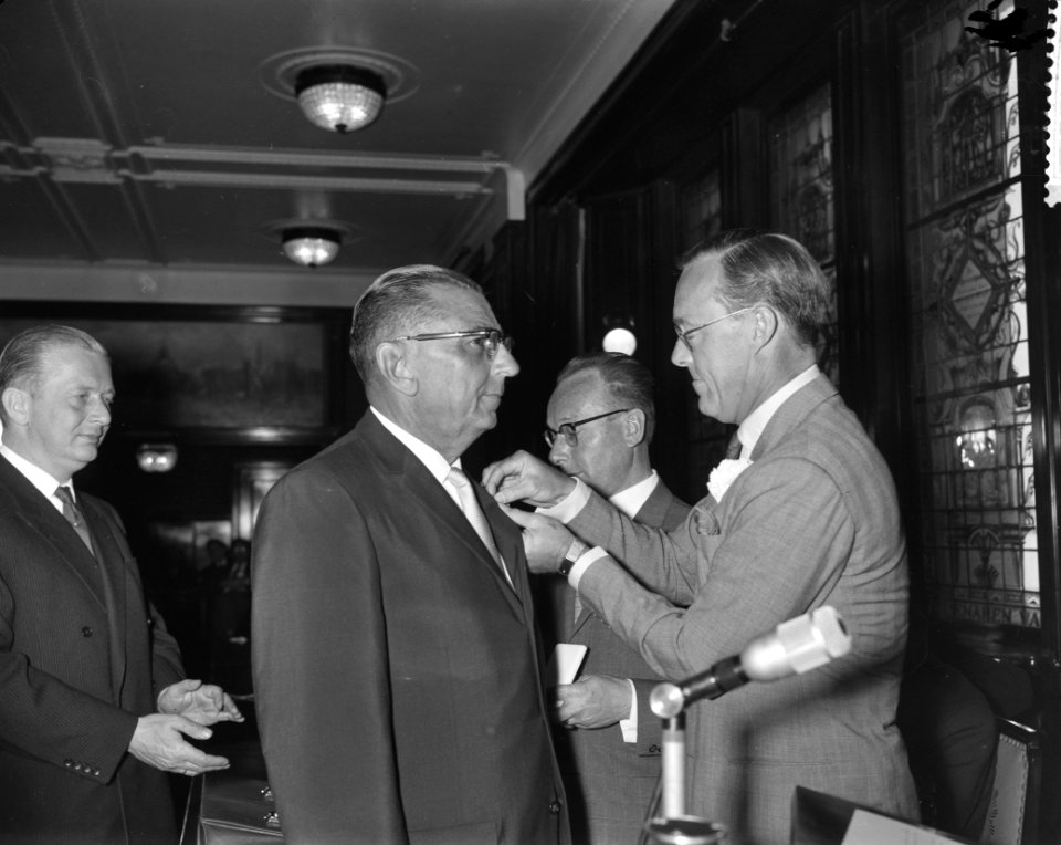 Uitreiking zilveren anjers. Uitreiking aan de heer Edward Rene Wessels, Bestanddeelnr 912-6248