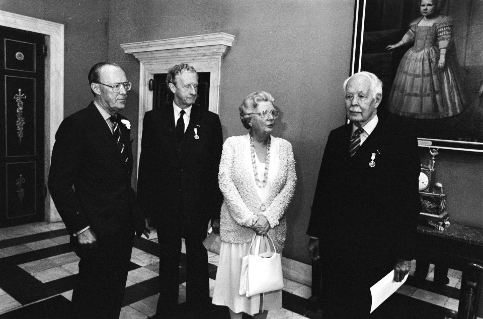 Uitreiking Zilveren Anjers, Bestanddeelnr 932-2210