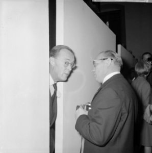 Uitreiking World Press Photo 1965 prins Bernhard terwijl hij tussen de fotoscho, Bestanddeelnr 918-5477