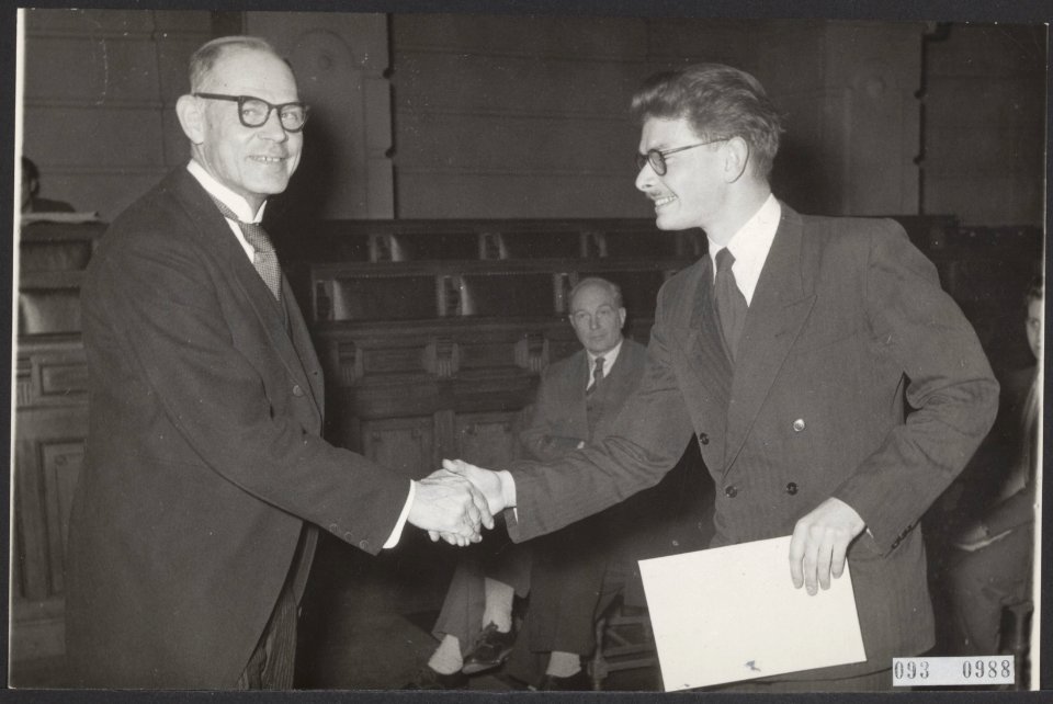 Uitreiking van de Reina Prinsen Geerligs Prijs door R.J. Prinsen Geerligs (links, Bestanddeelnr 093-0988