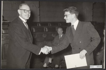 Uitreiking van de Reina Prinsen Geerligs Prijs door R.J. Prinsen Geerligs (links, Bestanddeelnr 093-0988