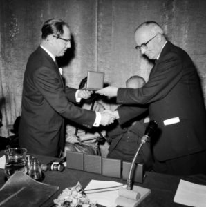Uitreiking van de toneelprijzen in de Rotterdamse schouwburg Paul Steenbergen (, Bestanddeelnr 911-3031