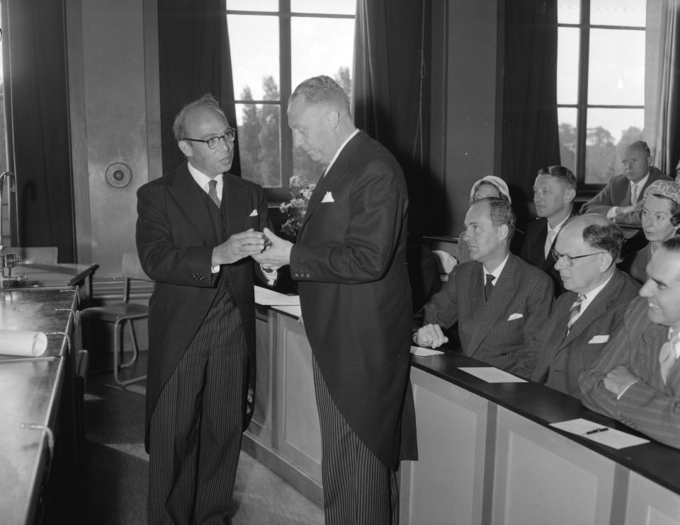 Uitreiking van de gouden Kamerlingh Onnes medaille in Leiden door Professor dr , Bestanddeelnr 909-8639