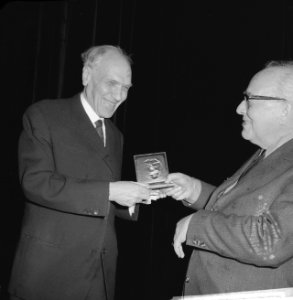Uitreiking van de Pierre Bayle prijs te Rotterdam links de heer Vriend - die d…, Bestanddeelnr 918-5783