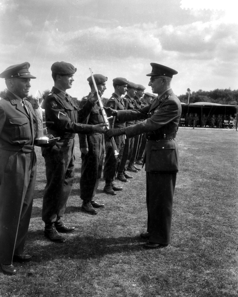 Uitreiking van de prijzen van de schietweek in de Karskam door Generaal Majoor B, Bestanddeelnr 910-4403