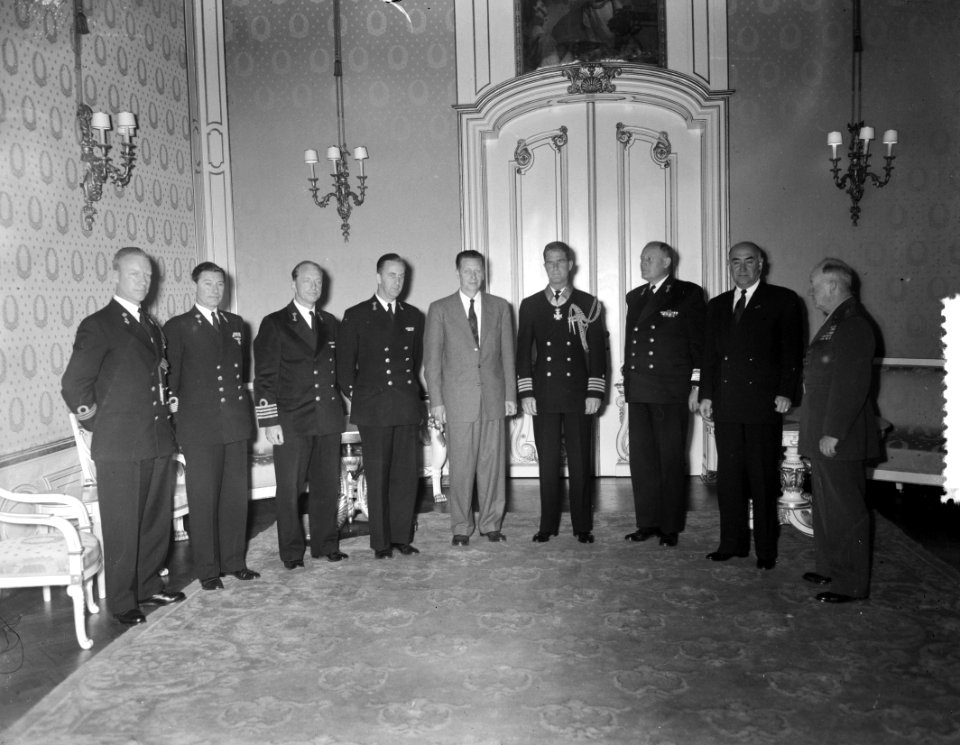 Uitreiking versierselen Orde van Oranje Nassau aan Captain C. U. Bertholf door a, Bestanddeelnr 907-1798