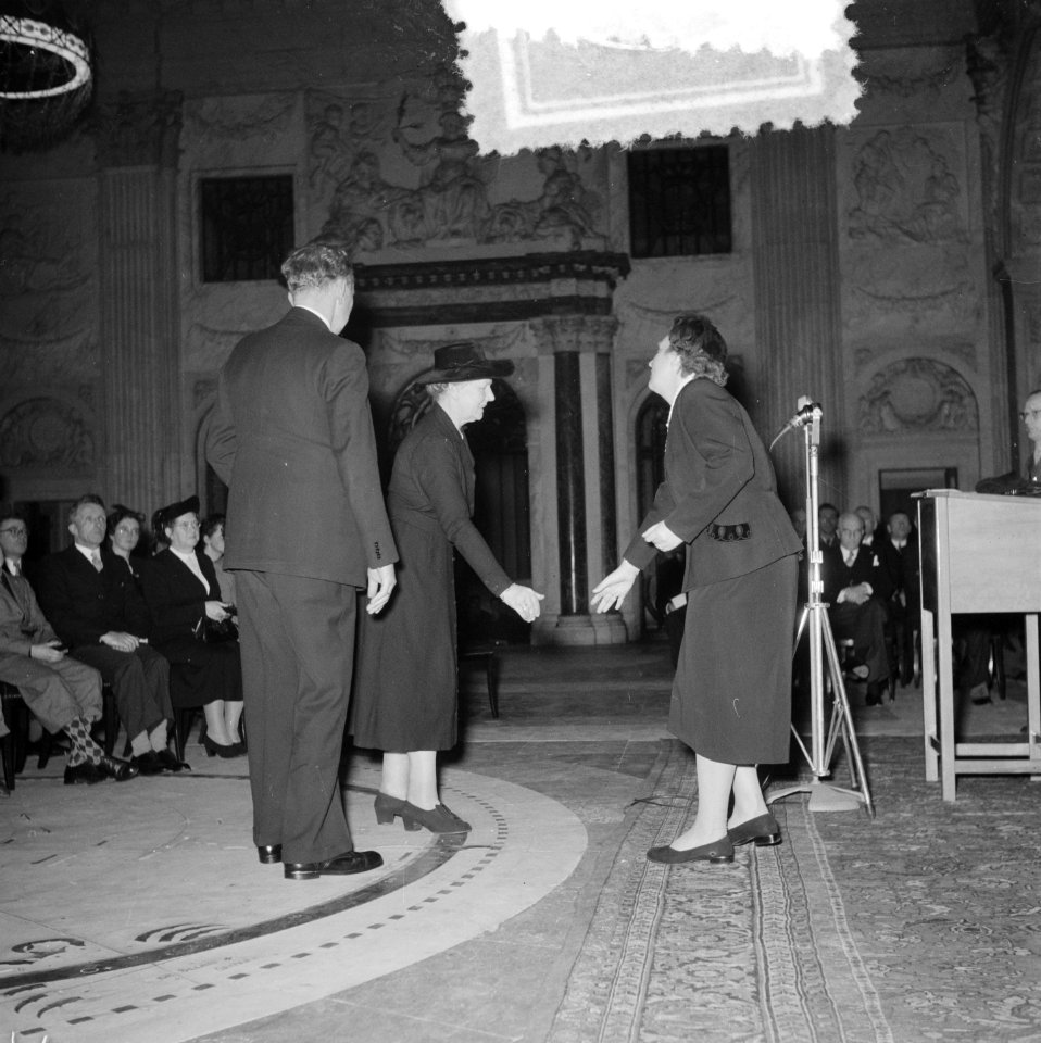Uitreiking verzetskruisen door koningin Juliana te Amsterdam. Broer en schoonzus, Bestanddeelnr 905-4984