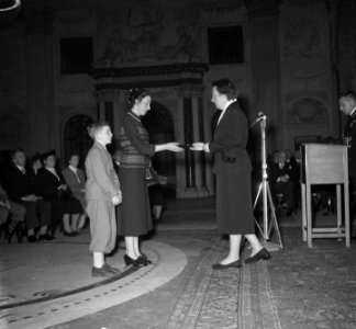 Uitreiking verzetskruisen door koningin Juliana te Amsterdam. De weduwe van Joha, Bestanddeelnr 905-4979