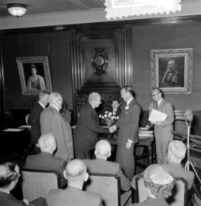 Uitreiking Zilveren Anjers 1953 door Prins Bernhard i gebouw Nederlands Handelsm, Bestanddeelnr 905-8337