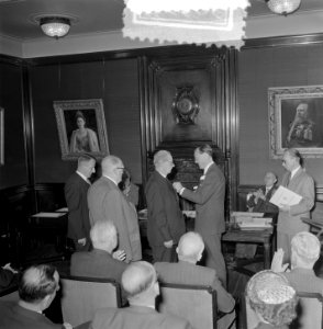 Uitreiking Zilveren Anjers 1953 door Prins Bernhard i gebouw Nederlands Handelsm, Bestanddeelnr 905-8338