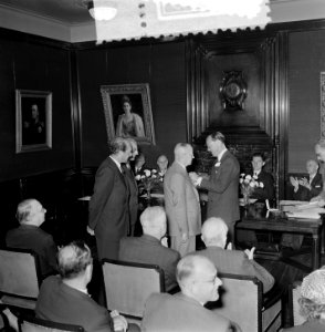 Uitreiking Zilveren Anjers 1953 door Prins Bernhard i gebouw Nederlands Handelsm, Bestanddeelnr 905-8339