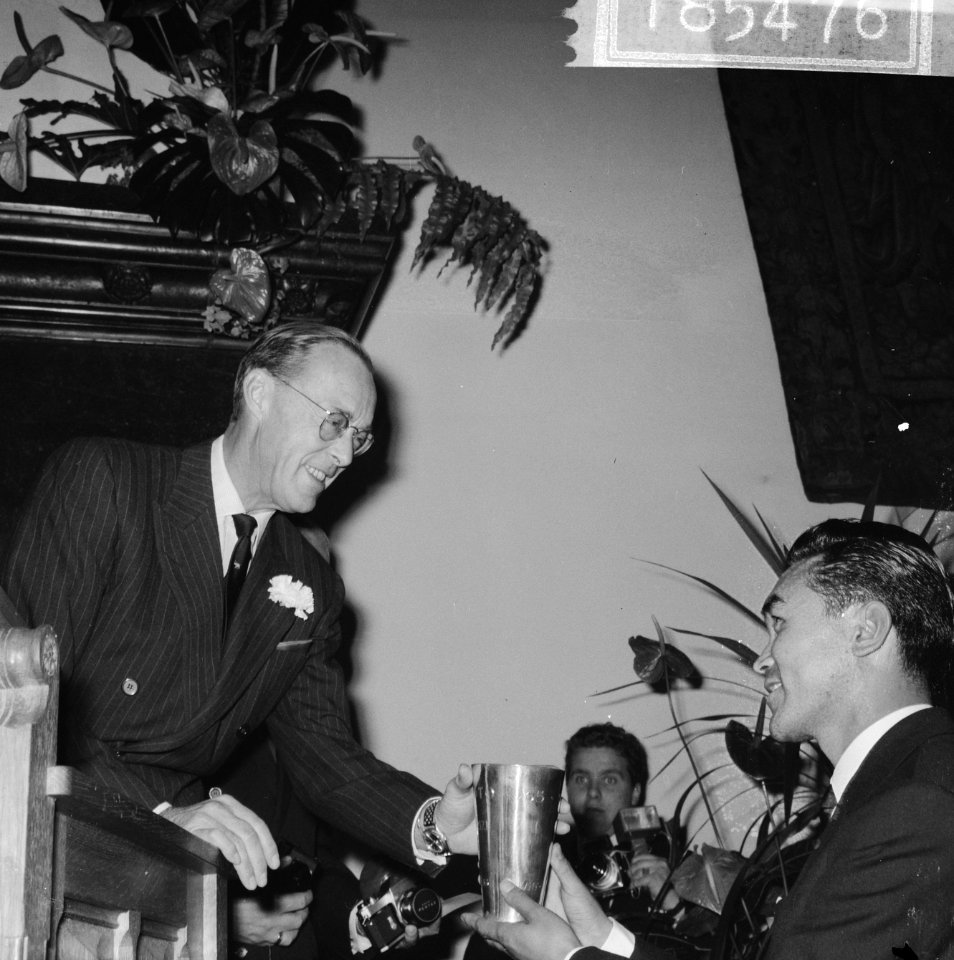 Uitreiking World Press Photo 1965 prins Bernhard bij het overhandigen van de be, Bestanddeelnr 918-5476