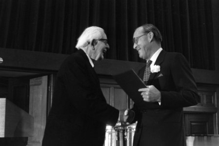 Uitreiking van de prijs door prins Bernhard aan de Zwitserse psycholoog-pedagoog, Bestanddeelnr 925-6520