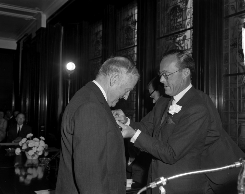 Uitreiking Zilveren Anjer door prins Bernhard mr. G.P. van Tienhoven, Bestanddeelnr 914-0692
