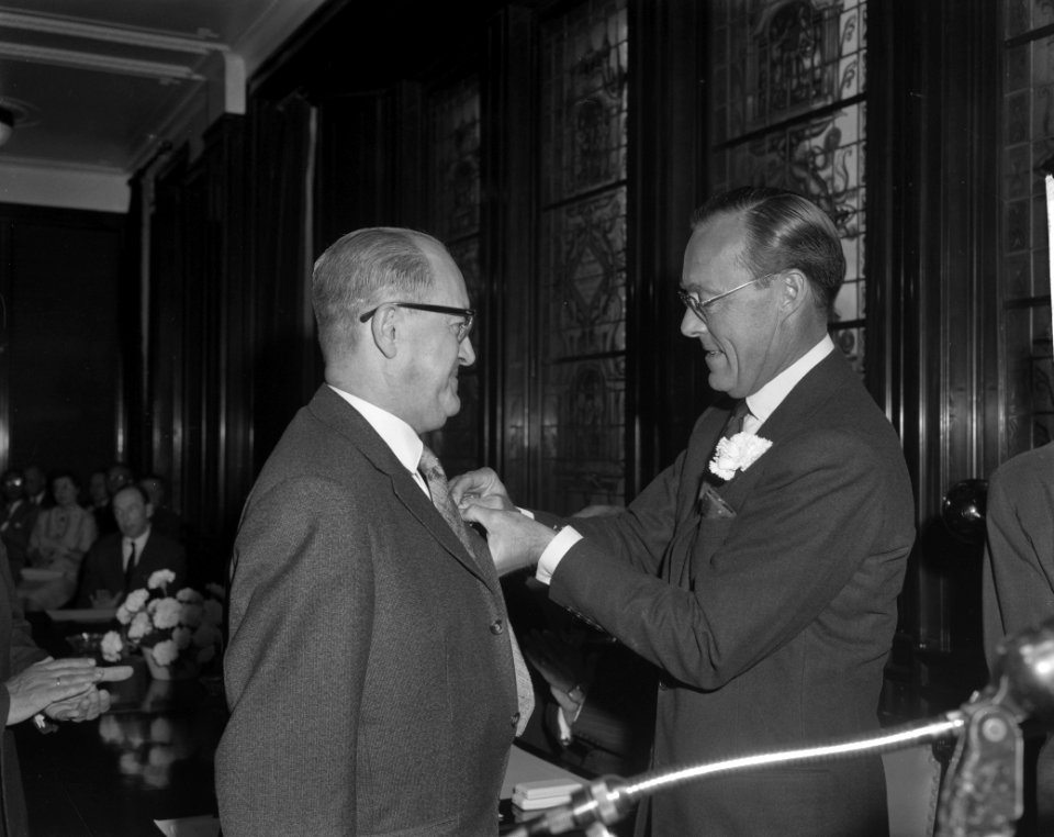 Uitreiking Zilveren Anjer door prins Bernhard dr. E.A.M. van Haegendoorn, Bestanddeelnr 914-0694