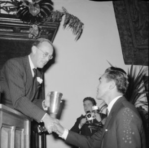 UItreiking World Press Photo 1965 prins Bernhard handen schuddend met de prijsw, Bestanddeelnr 918-5479