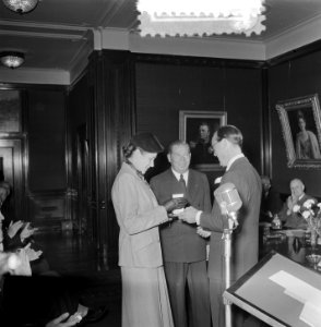 Uitreiking Zilveren Anjers 1953 door Prins Bernhard i gebouw Nederlands Handelsm, Bestanddeelnr 905-8335