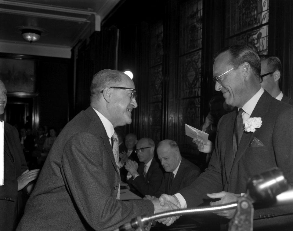 Uitreiking Zilveren Anjer door prins Bernhard dr. E.A.M. van Haegendoorn, Bestanddeelnr 914-0695