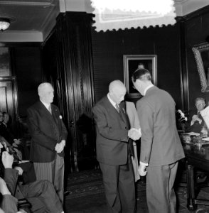 Uitreiking Zilveren Anjers 1953 door Prins Bernhard i gebouw Nederlands Handelsm, Bestanddeelnr 905-8340
